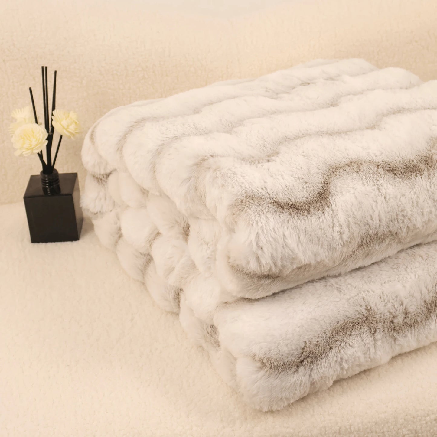 1 pc Faux Fur Blanket for Couch, Cozy Soft and Fuzzy Plush Rabbit Fur Bubble Blanket for Sofa Bedroom Living Room,Two Size