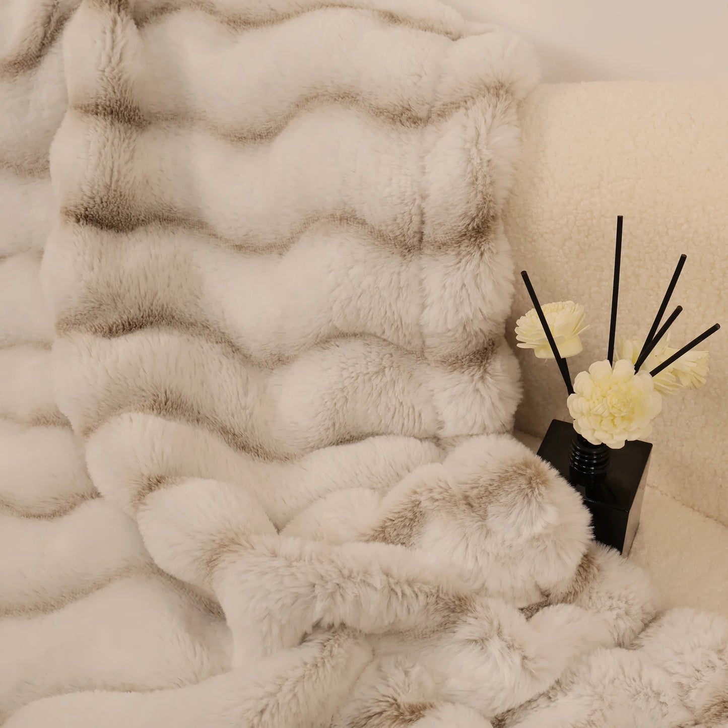 1 pc Faux Fur Blanket for Couch, Cozy Soft and Fuzzy Plush Rabbit Fur Bubble Blanket for Sofa Bedroom Living Room,Two Size